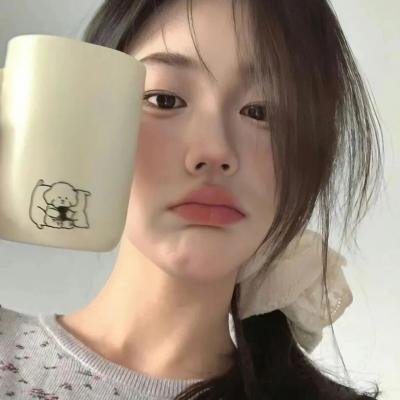 举杯畅饮的姐姐们